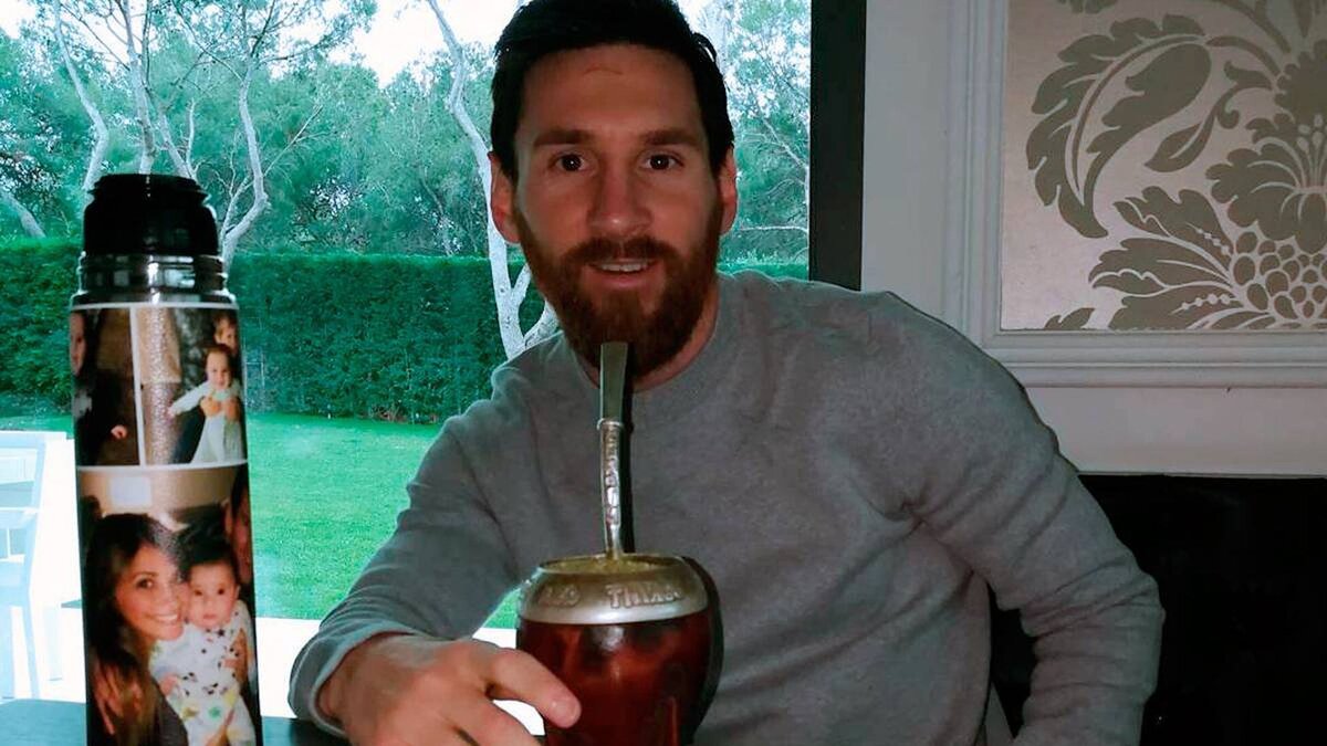 Лионель Месси за употреблением Мате