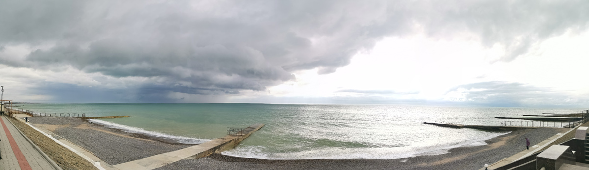 Панорама пляжа пансионата "Солнечный" Крым, Николаевка. Апрель 2023 года. Фото автора. 