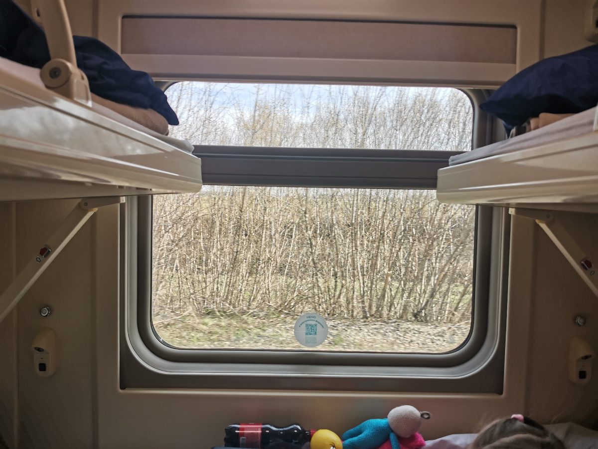 А за окном весна.