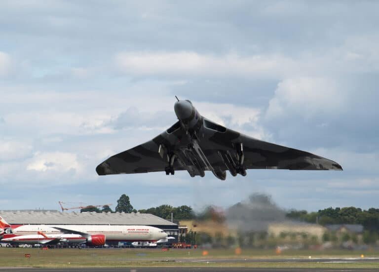    Avro Vulcan представляет из себя летающее крыло. Да у него также есть массивный киль, но уже без каких-либо дополнительных горизонтальных поверхностей, передние кромки которых отлично отражают сигнал. Других особенностей, присущих специально разработанным малозаметными самолетам, этот бомбардировщик не имел. Но всего лишь одно компоновочное решение уже так сильно повлияло на его видимость для радаров. На фото — Avro/Hawker Siddeley Vulcan взлетает с аэродрома Фарнборо во время авиашоу в 2008 году / ©cf38, Wikipedia