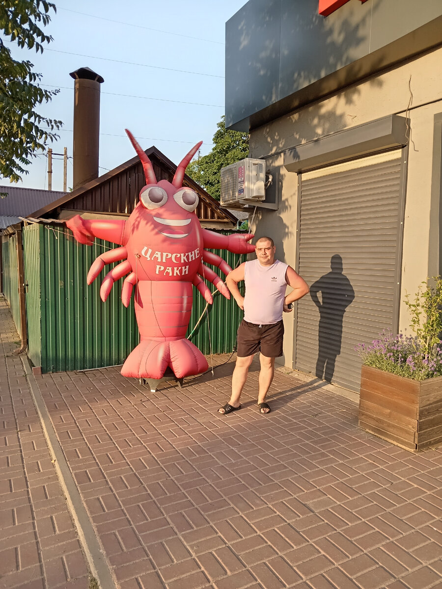 Всем привет. Рада Вас приветствовать на нашем канале. Вчера мы ездили в Ейск. Покупали раков. Стоимость за кг. Маленькие 1500 руб. Средние 2000,крупные 3000. По идее цены как и в Подмосковье. 