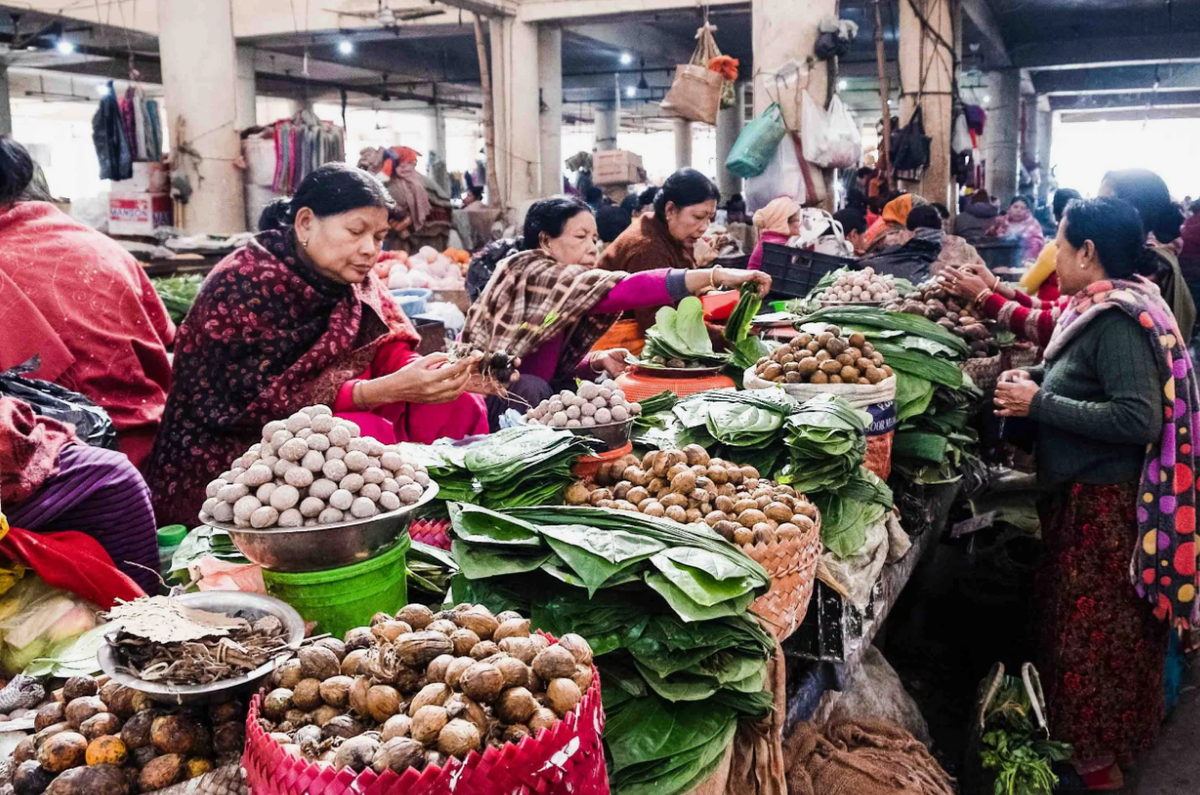 Ну и за продуктами на рынок чаще ходят женщины, хотя есть и мужчины