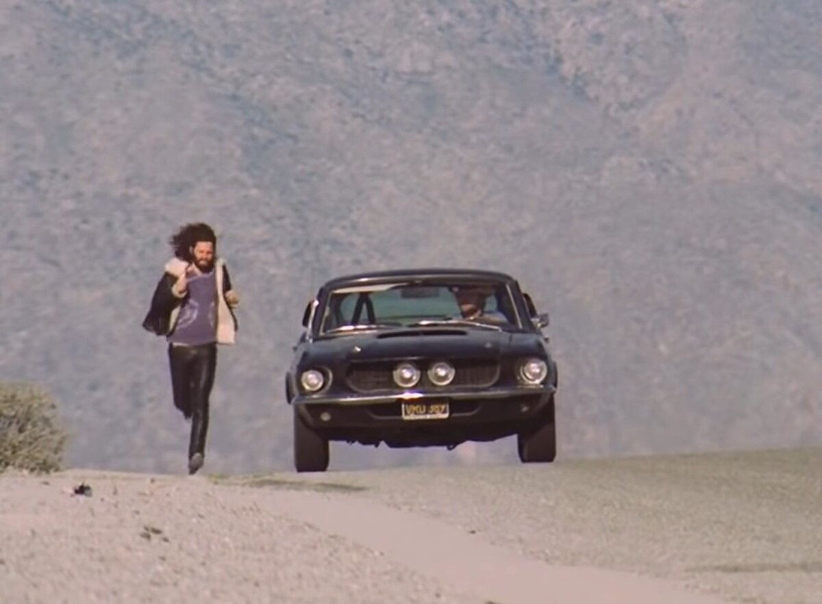    «Синяя леди» Джима Моррисона В конце 1960-х босс лейбла Elektra Records подарил рок-музыканту The Doors Джиму Моррисону Shelby GT500 в цвете Nightmist Blue, которую окрестили «Синей леди». Эта машина поучаствовала в съемках короткометражки HWY: An American Pastoral. Джим злоупотреблял алкоголем и любил гонять на «Шелби» по холмам Голливуда, поэтому «Синяя леди» поучаствовала во множестве происшествий и частенько была в ремонте. Однажды вечером осенью 1969 года Джим врезался в телефонный столб на бульваре Сансет. Осмотрев повреждения, музыкант бросил автомобиль и отправился пешком в любимый бар. Когда он вернулся, машины уже не было. Кто-то предполагал, что ее отбуксировала полиция. Другие считали, что «Шелби» отправили на металлолом. Тем не менее, после той аварии Джима за рулем «Синей леди» никто не видел — как и саму машину. Многие коллекционеры автомобилей в прошлом пытались ее разыскать и даже привлекали сыщиков, но это ни к чему не привело. Сам Моррисон не смог бы пролить свет на детали этой истории — он умер 3 июля 1971 года в возрасте 27 лет. Фото: кадр из фильма HWY: An American Pastoral