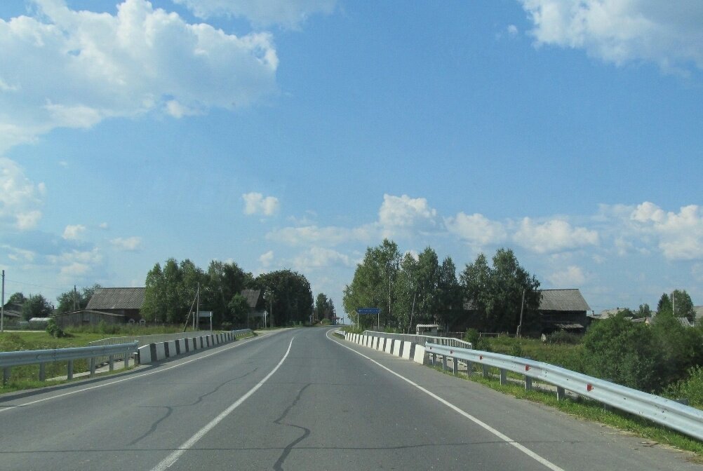 Впереди указатель - поворот в деревню Савинская Каргопольского района