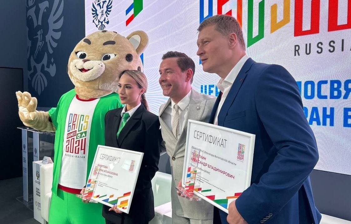   Олимпийская чемпионка по фигурному катанию Алина Загитова, министр спорта Татарстана Владимир Леонов и боксер Александр Поветкин  Роман Шлуинский/ТАСС