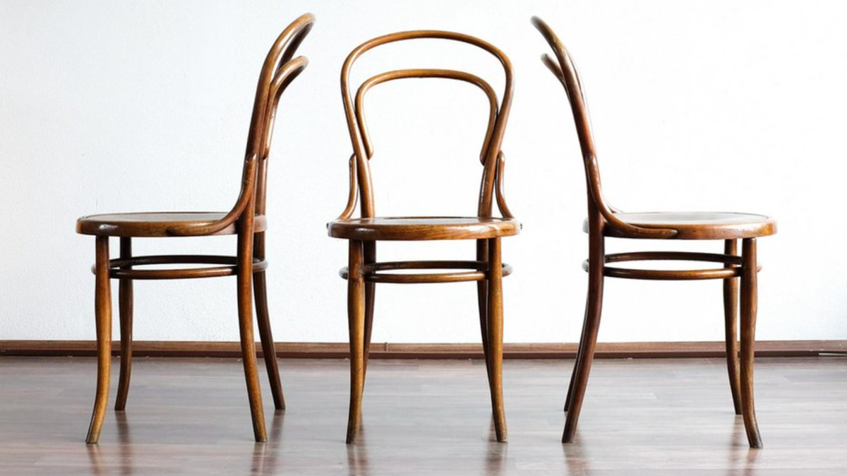 То, что мы называем венским стулом, во всем мире известно, как стулья Тонет.