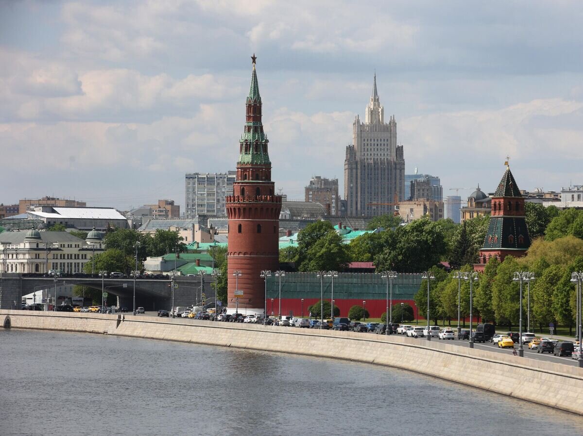    Водовзводная башня Московского Кремля. На втором плане в центре – здание Министерства иностранных дел РФ© РИА Новости / Виталий Белоусов