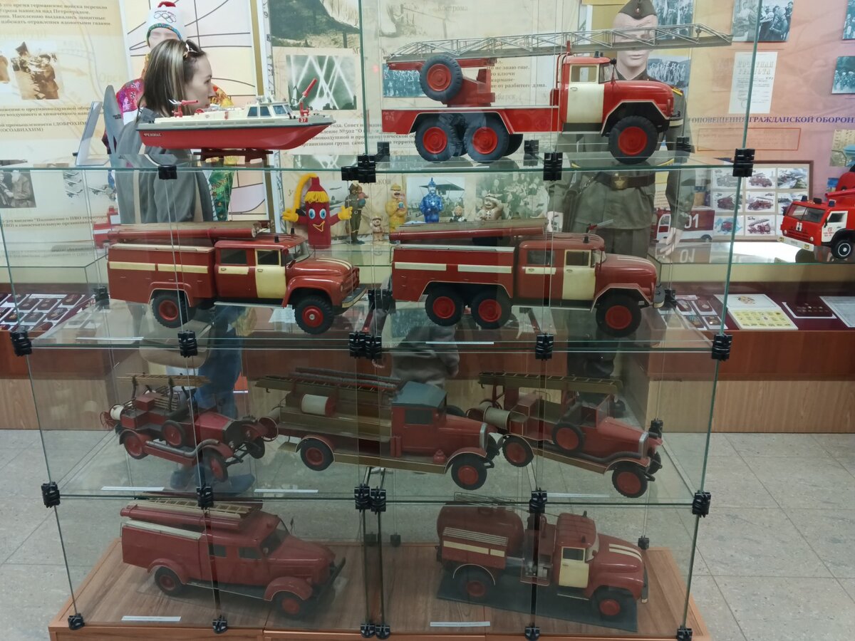 "Чужие" игрушки- в музее пожарной части.