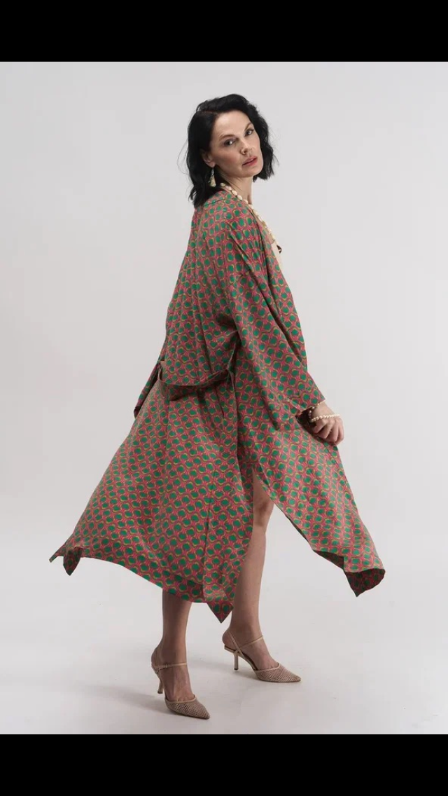 Шёлк — тонкое текстильное волокно животного происхождения, добываемое из кокона тутового шелкопряда. Из волокна шёлка крутят шёлковую нить, а из нити изготовляют мягкую ткань, отличающуюся высокой гладкостью, малой плотностью и толщиной полотна.

Свойства шёлка:

	●	высокая воздухопроницаемость, обеспечивающая телу возможность дышать;
	●	хорошая гигроскопичность, благодаря которой ткань впитывает пот и быстро испаряет его;
	●	отличная терморегуляция и способность подстраиваться под температуру человеческого тела;
	●	износостойкость, которая обеспечивает шёлковым вещам отличный внешний вид на протяжении десятков лет;
	●	гигиеничность и способность защищать от размножения бактерий на коже или от атак паразитов;
	●	благотворное влияние на кожу, стимуляция процессов регенерации в верхних слоях эпидермиса.

Минусы шёлка:

	●	высокая стоимость;
	●	требуется бережный уход;
	●	не переносит стирки в очень горячей воде;
	●	требует аккуратности при утюжке;
	●	загрязняется при попадании на поверхность жидкости или пота.

Из шёлка шьют одежду, постельное бельё, гардины, обивку для мебели и даже обувь.