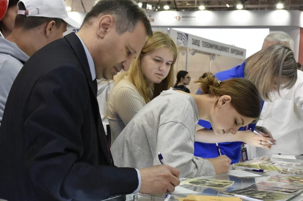    На ТИБО Белпочта даст возможность выбрать, подписать и бесплатно отправить почтовую карточку с добрыми словами родным и близким в любой уголок Беларуси. Фото: Белпочта