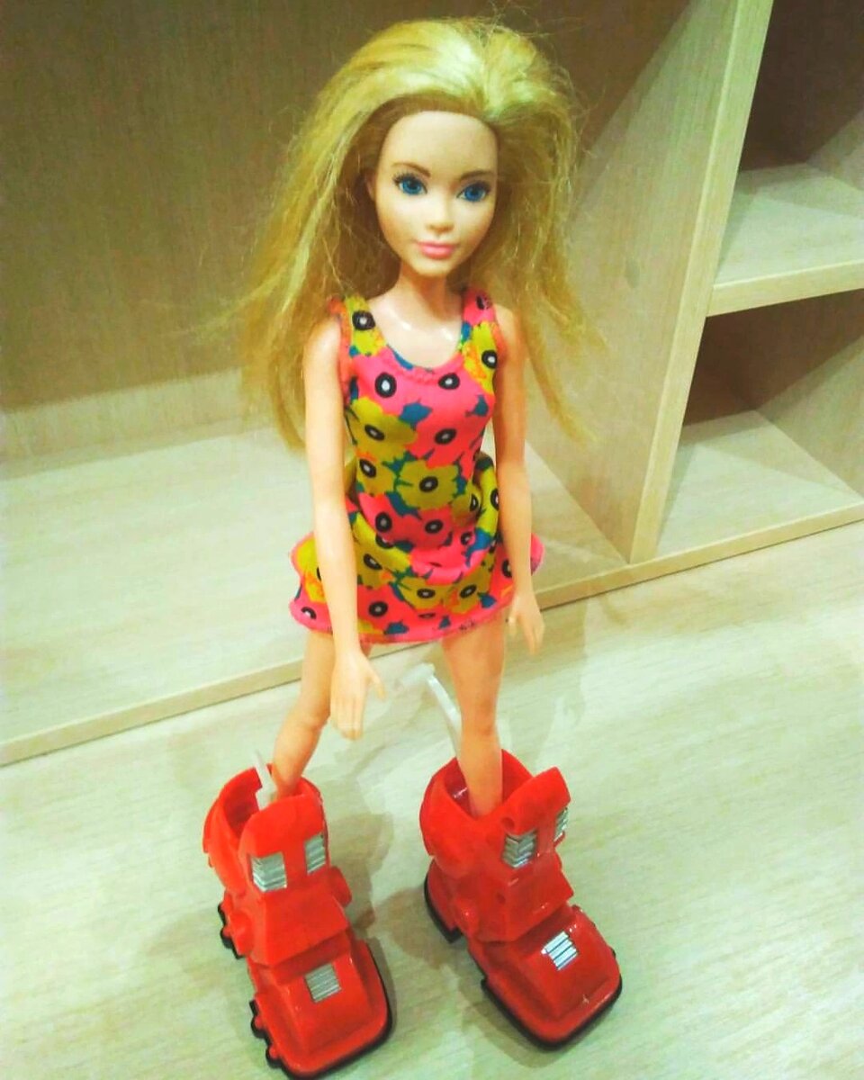 Фото из личного архива автора: для создания туфелек для Барби пал трансформер - 1 штука. 