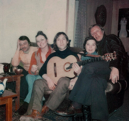 Кирилл Ласкари, Марина Влади, Владимир Высоцкий, Лариса Голубкина и Андрей Миронов в московской квартире Высоцкого по ул.Малая Грузинская, 28. 8 марта 1976 года