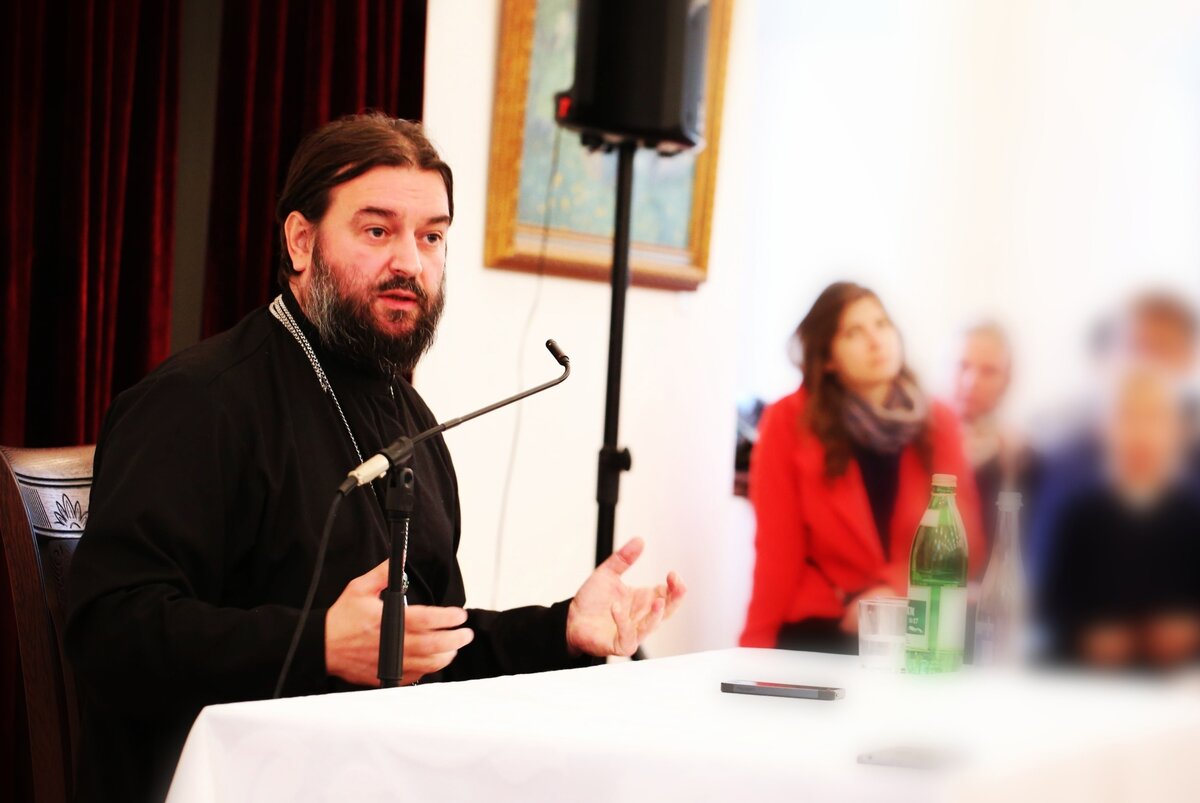 Андрей Ткачёв — протоиерей, настоятель Храма Троицы Живоначальной в Хохлах, писатель, телеведущий, блогер, миссионер.