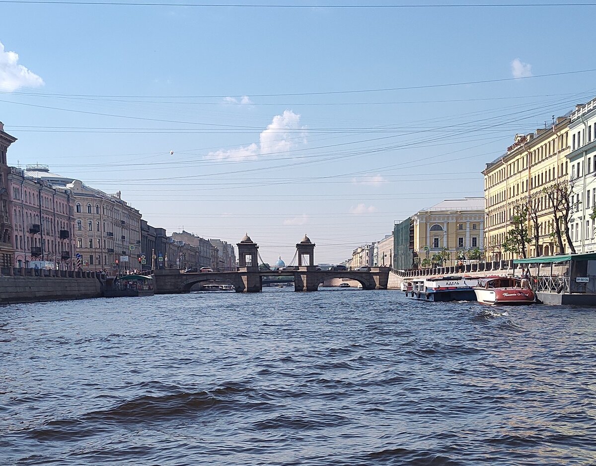 Фото сделано с катера. Если присмотреться, то за мостом, справа от голубого купола собора, можно увидеть верхушку серой коробки отеля "Азимут"