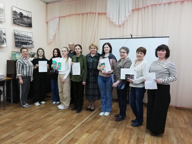 Участники и организаторы на подведении итогов диктанта.