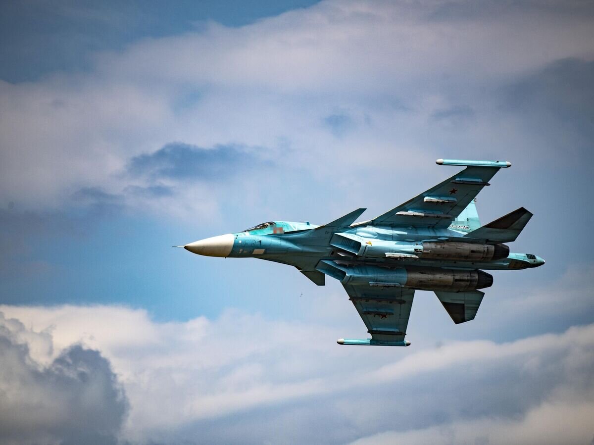    Полет истребителя-бомбардировщика Су-34 ВКС РФ над аэродромом в зоне проведения спецоперации© РИА Новости / Валентин Капустин