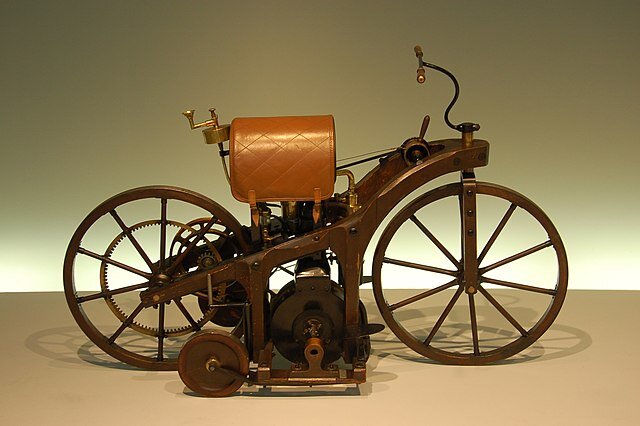 Первый мотоцикл изобрëл немец по фамилии Майбах (да, теперь это марка автомобилей) в 1885-м году.