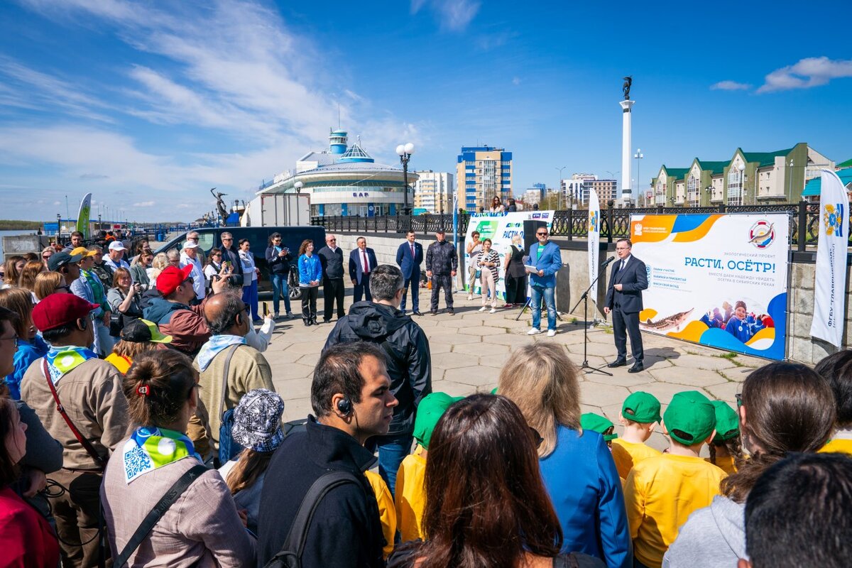    В Ханты-Мансийске на набережной Иртыша выпустили мальков осетра