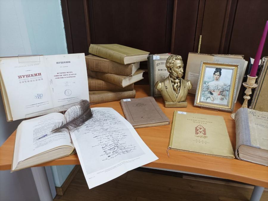 Книжная выставка в библиотеке НИЯУ МИФИ