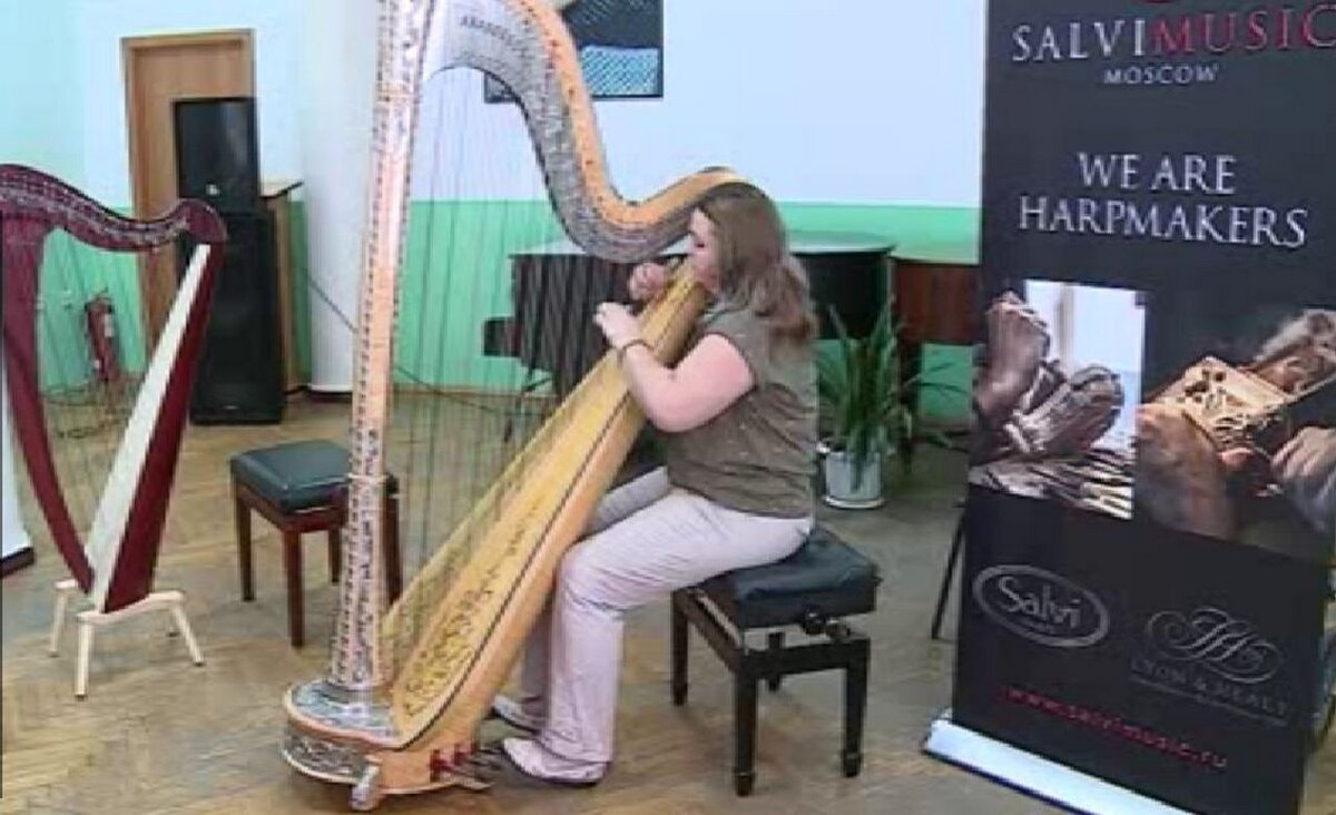    В Курске солистка Большого театра Ника Рябчиненко дала мастер-класс игры на арфе
