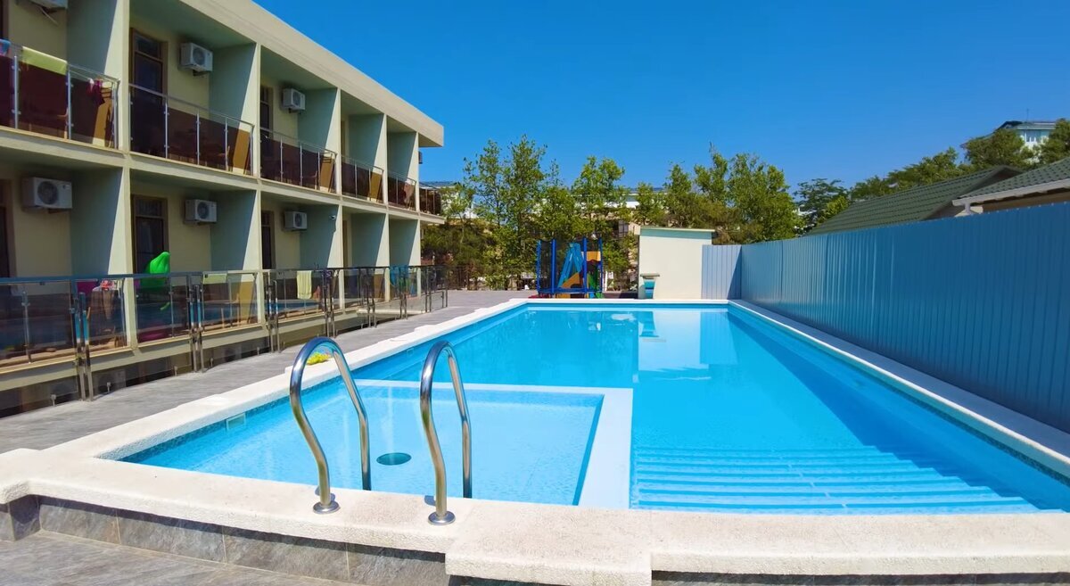 Дома с бассейнами в курортном поселке Витязево мало чем отличаются от отелей