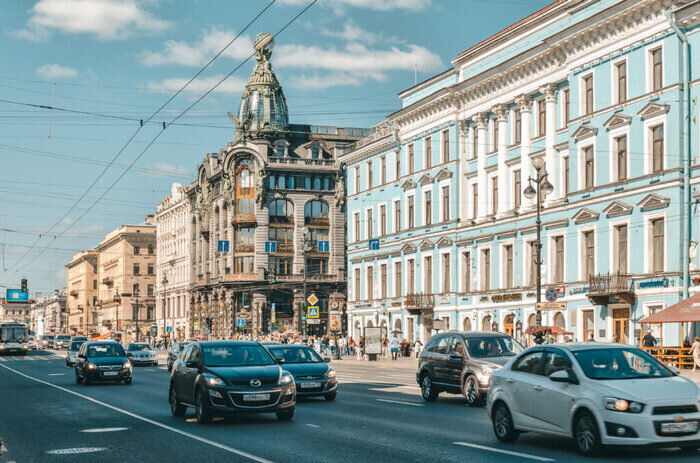 Санкт-Петербург – город, который очаровывает с первого взгляда. Роскошные дворцы, величественные соборы, мощеные улицы – все это манит и очаровывает.-2