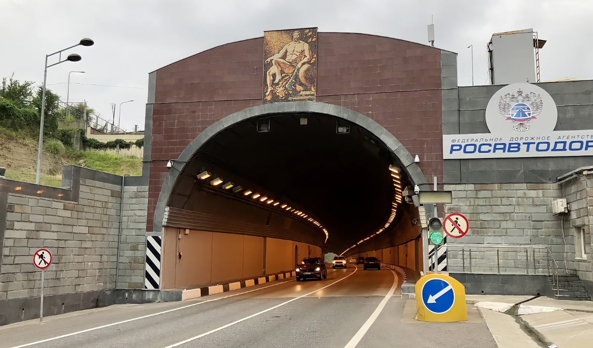 Как безопасно проехать через тоннель? Какие сюрпризы он может преподнести водителю? Разбираем требования ПДД и другие нюансы Запреты Тоннель – это узкое закрытое пространство.