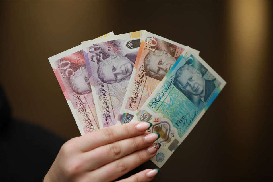 Изображение британского монарха на существующих банкнотах номиналом 5, 10, 20 и 50 фунтов стерлингов. Открытый источник