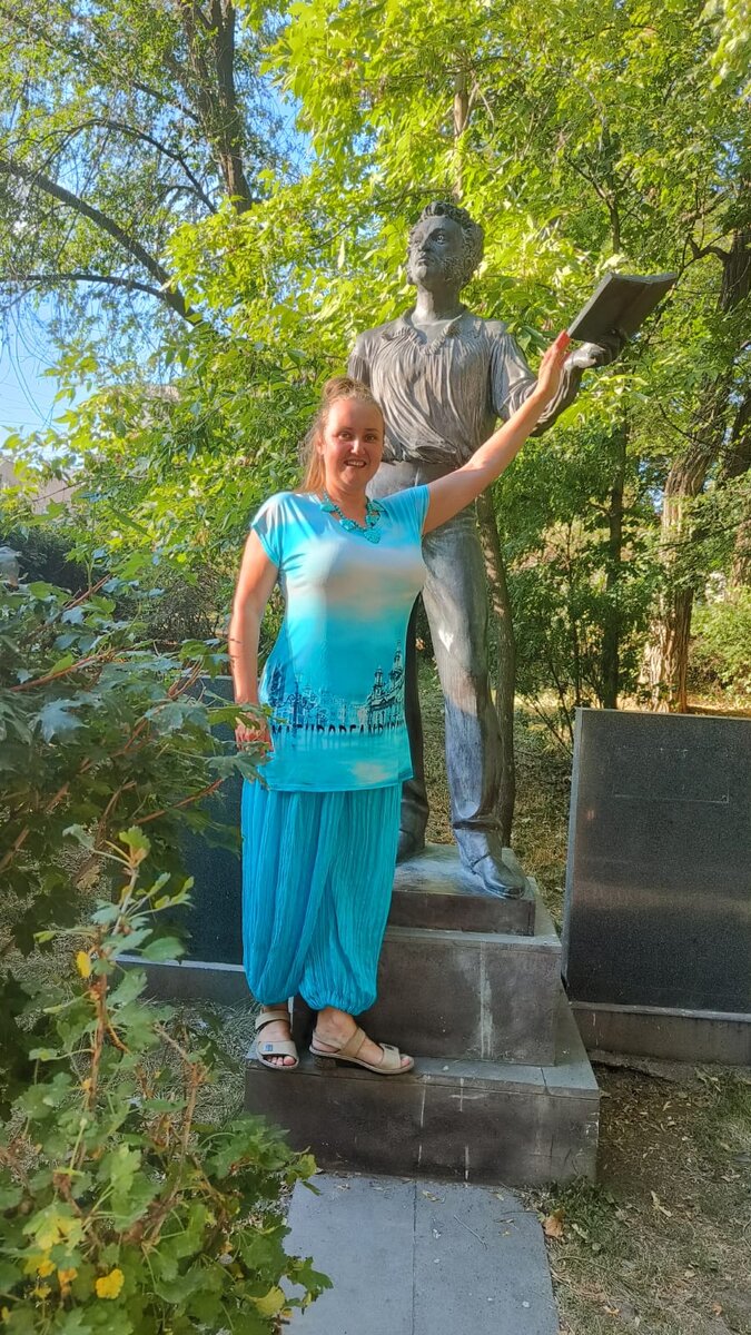Угадайте, в каком городе  стоит этот памятник?