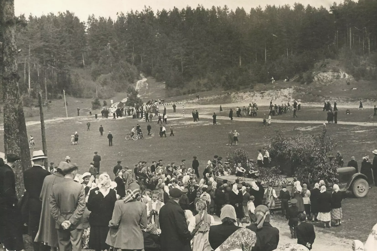 Праздник на стадионе в Пушкинских Горах в 1950-х. Фото pastvu.com