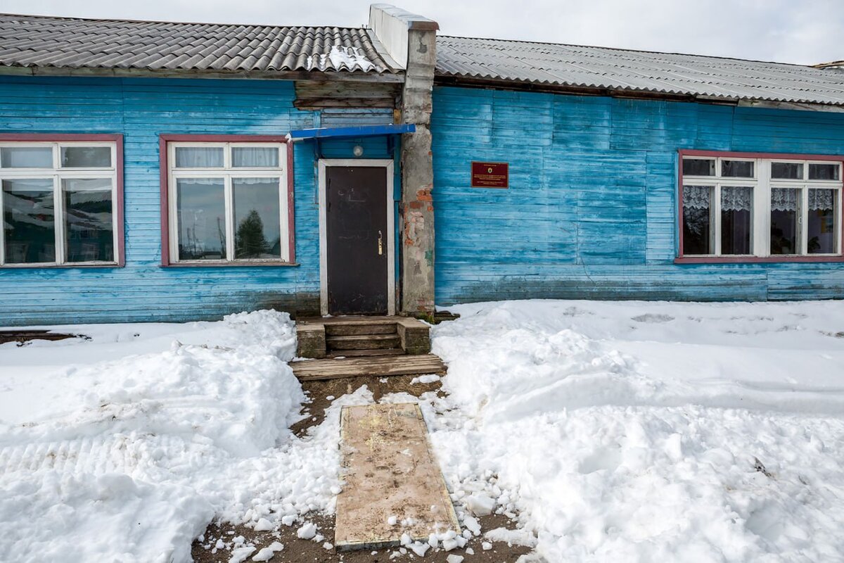 Панозерская сельская школа. Снег растаял к июню, проблемы остались.