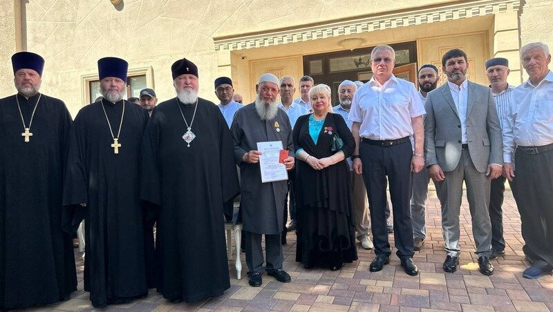    Муфтию Ставропольского края Мухаммаду хаджи Рахимову вручили медаль «За веру и служение Отечеству» от Министерства обороны РФ Фото: Министерство по национальной политике и делам казачества СК