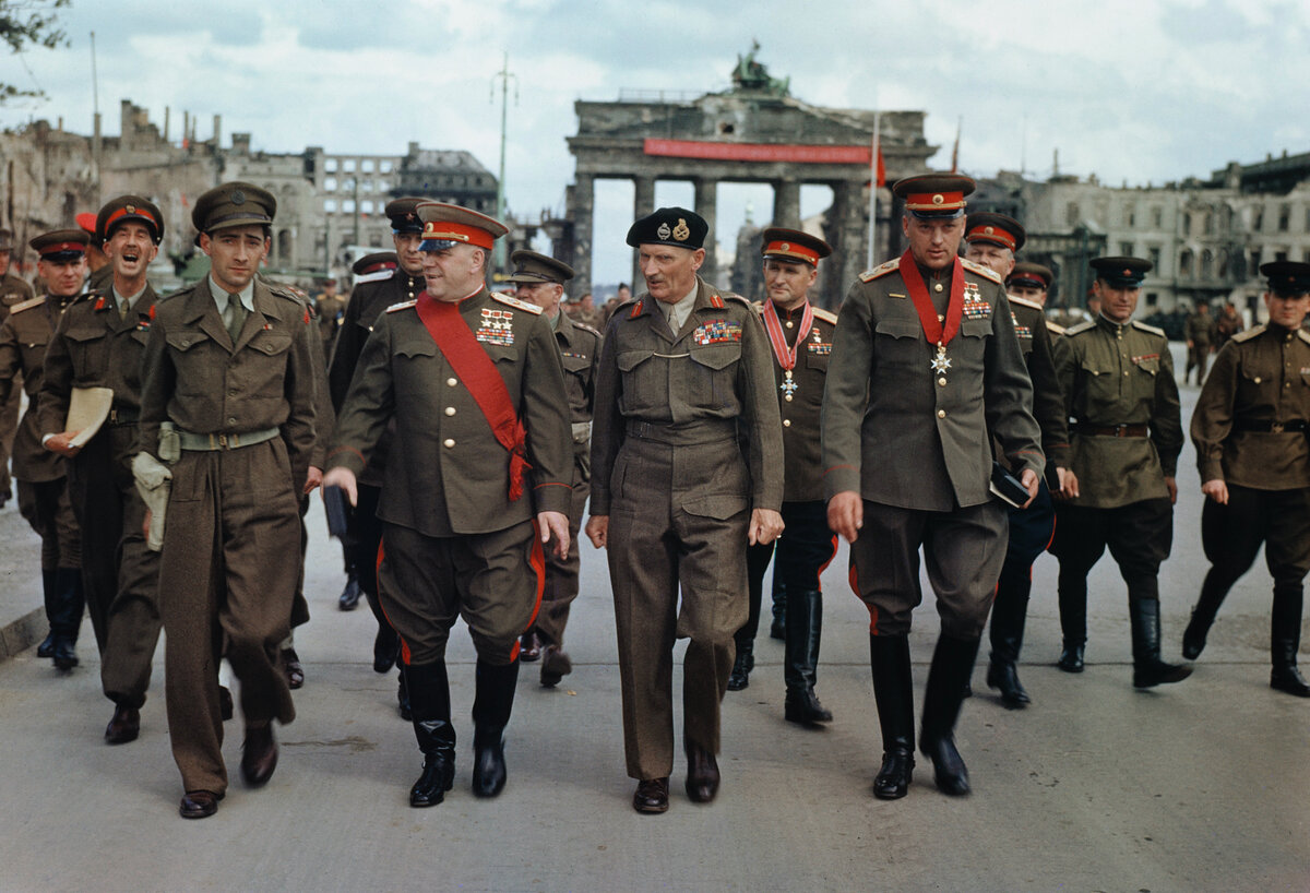Маршал Жуков, маршал Рокоссовский, фельдмаршал Монтгомери и генерал Соколовский, у Бранденбургских ворот. 12 июля 1945, Берлин