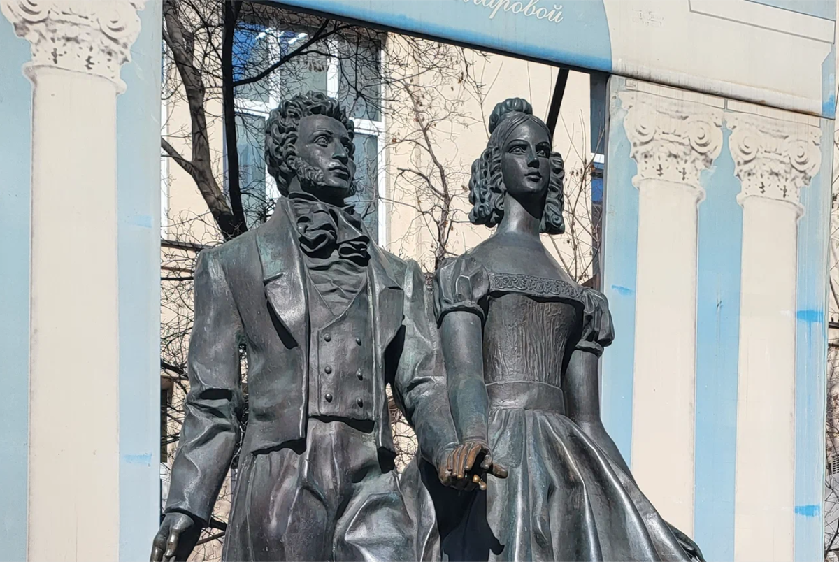 Памятник Александру Пушкину и Наталье Гончаровой был установлен в 1999 году на Арбате, напротив дома, где они жили.