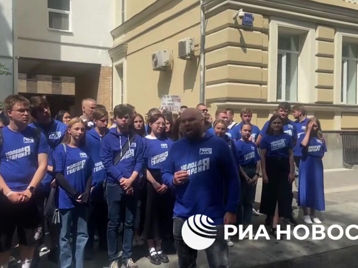    "Пушкина не отменить" – акция у здания бывшего посольства Украины в День русского языка© РИА Новости