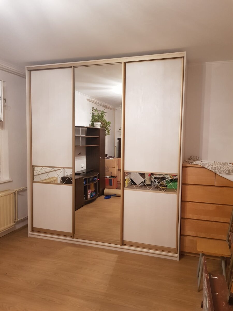 Фото отдельностоящего шкафа-купе