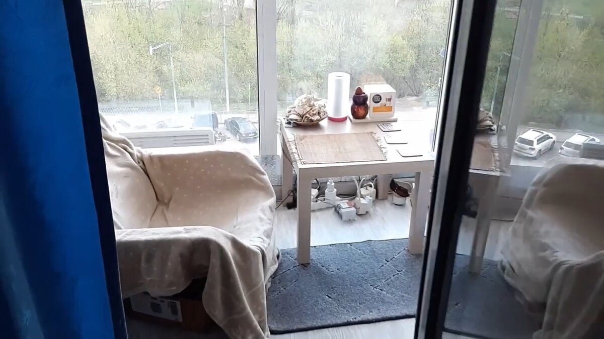 Кресло и столик