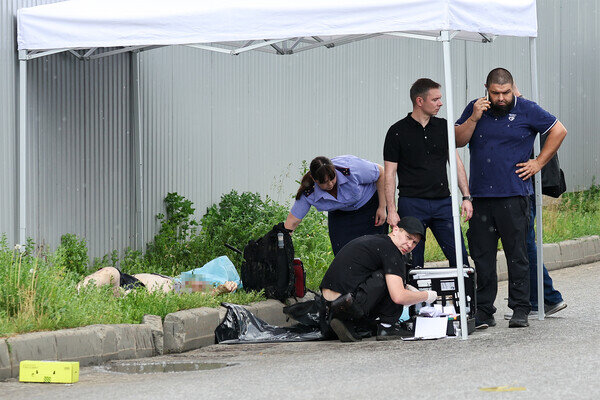 Сотрудники следственного комитета на месте стрельбы на улице Алексея Свиридова, 06 июня 2024 года / Михаил Терещенко/ТАСС   📷