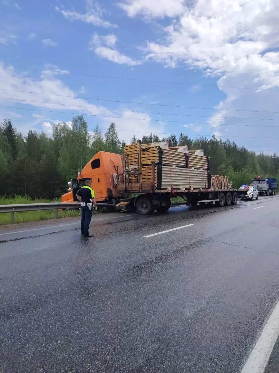 Водитель грузовика съехал в кювет на Серовском тракте | Новости Тагила  TagilCity.ru | Дзен