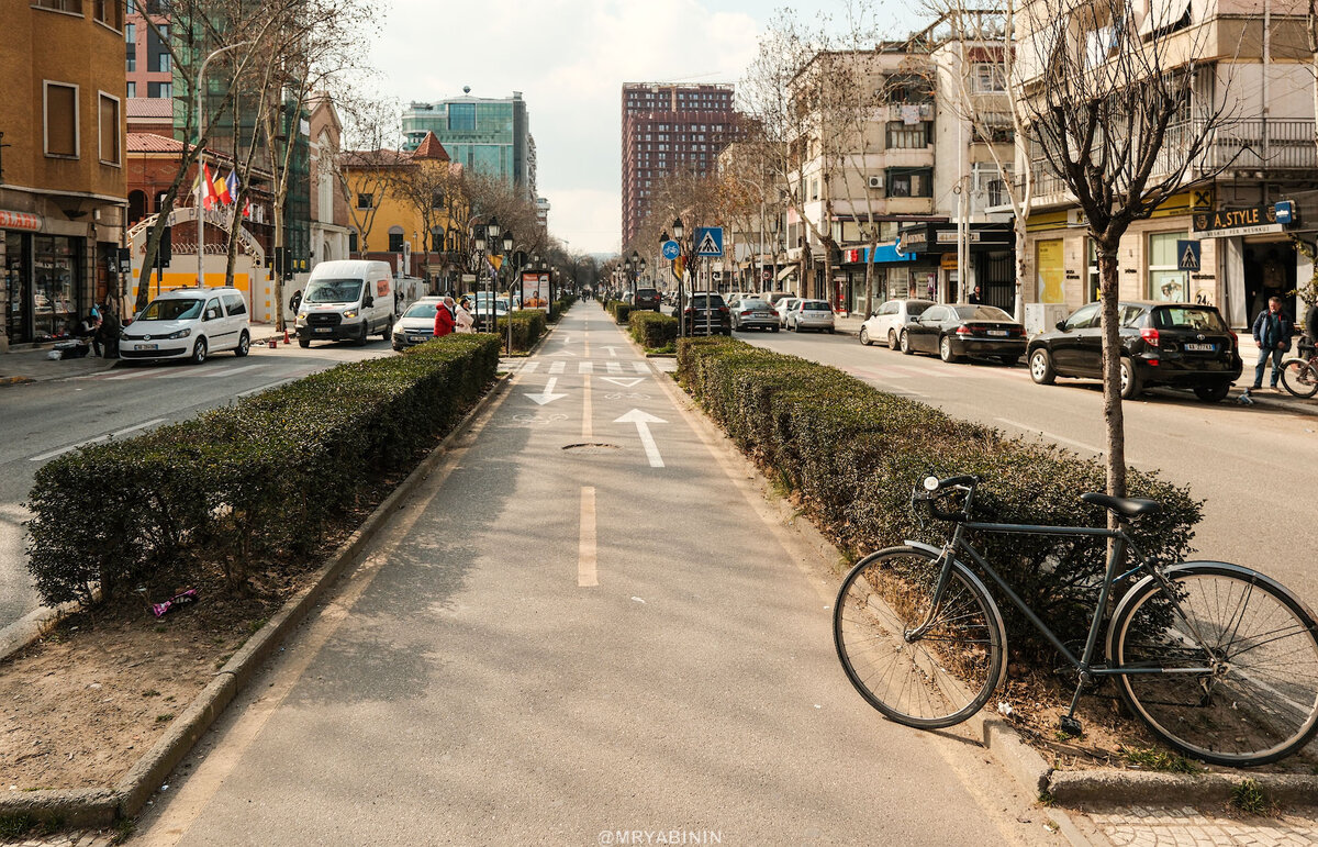 Пока в России и других странах мира будут спорить, какими должны быть безопасные для велосипедистов и пешеходов велодорожки, в Финляндии их строят отдельно от дороги и тротуаров, а в Албании нашли...