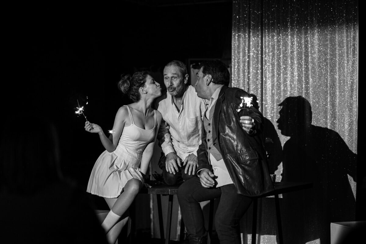    фрагмент спектакля “Медведь” // фото: vk.com/album-22531458_300355129