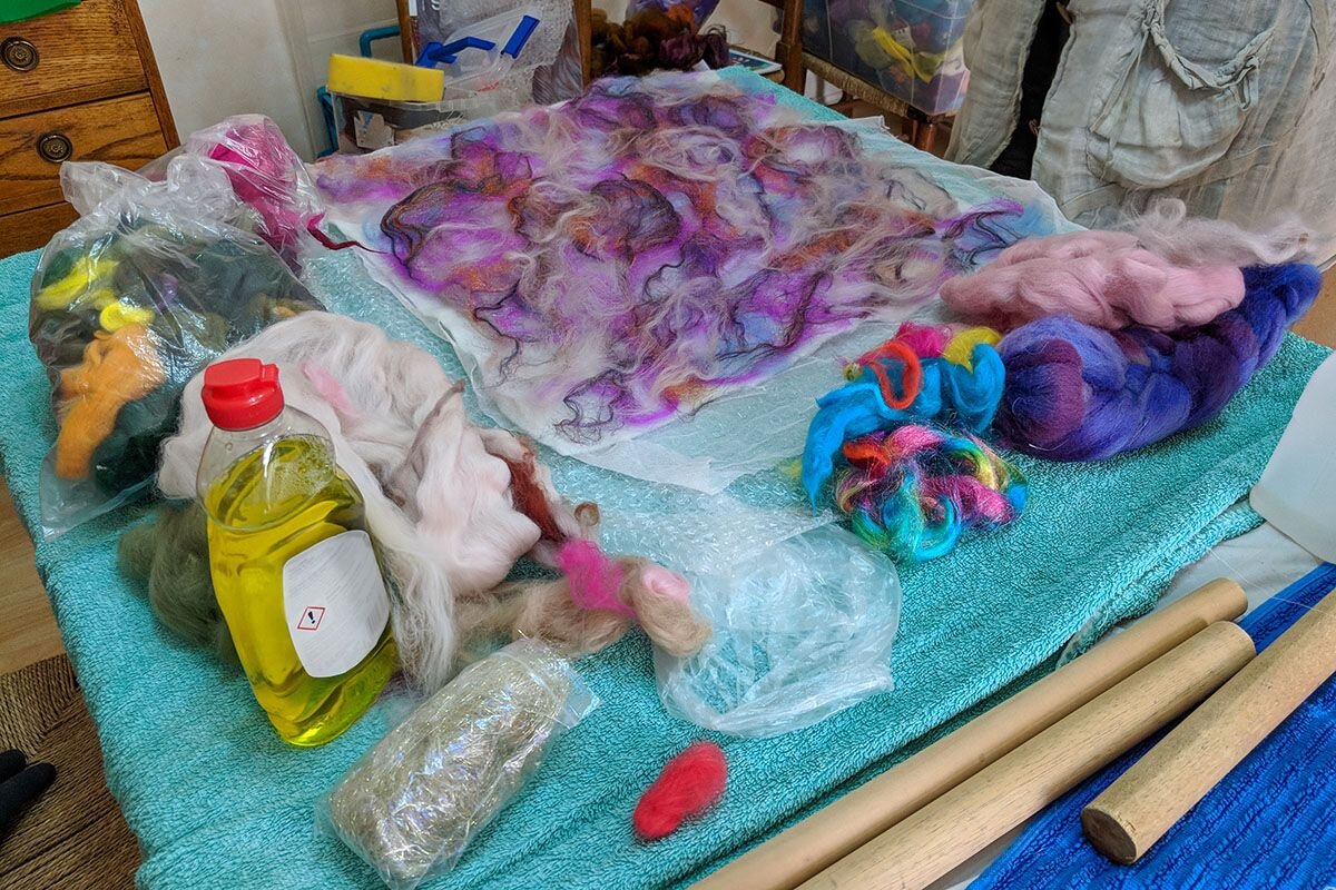 Для мокрого валяния нужна шерсть и теплый мыльный раствор📷
