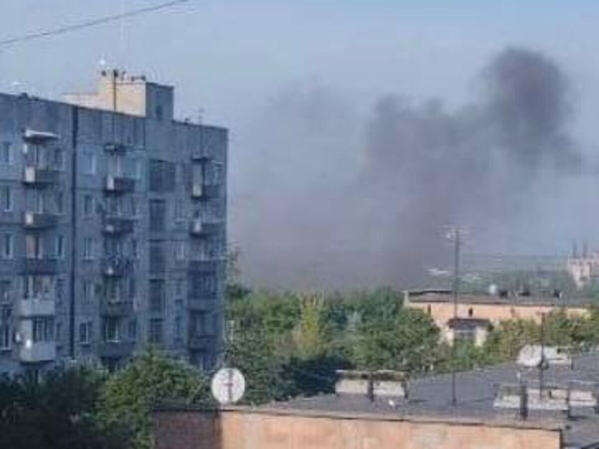    Дым на месте обстрела Петровского района Донецка © Фото : Соцсети