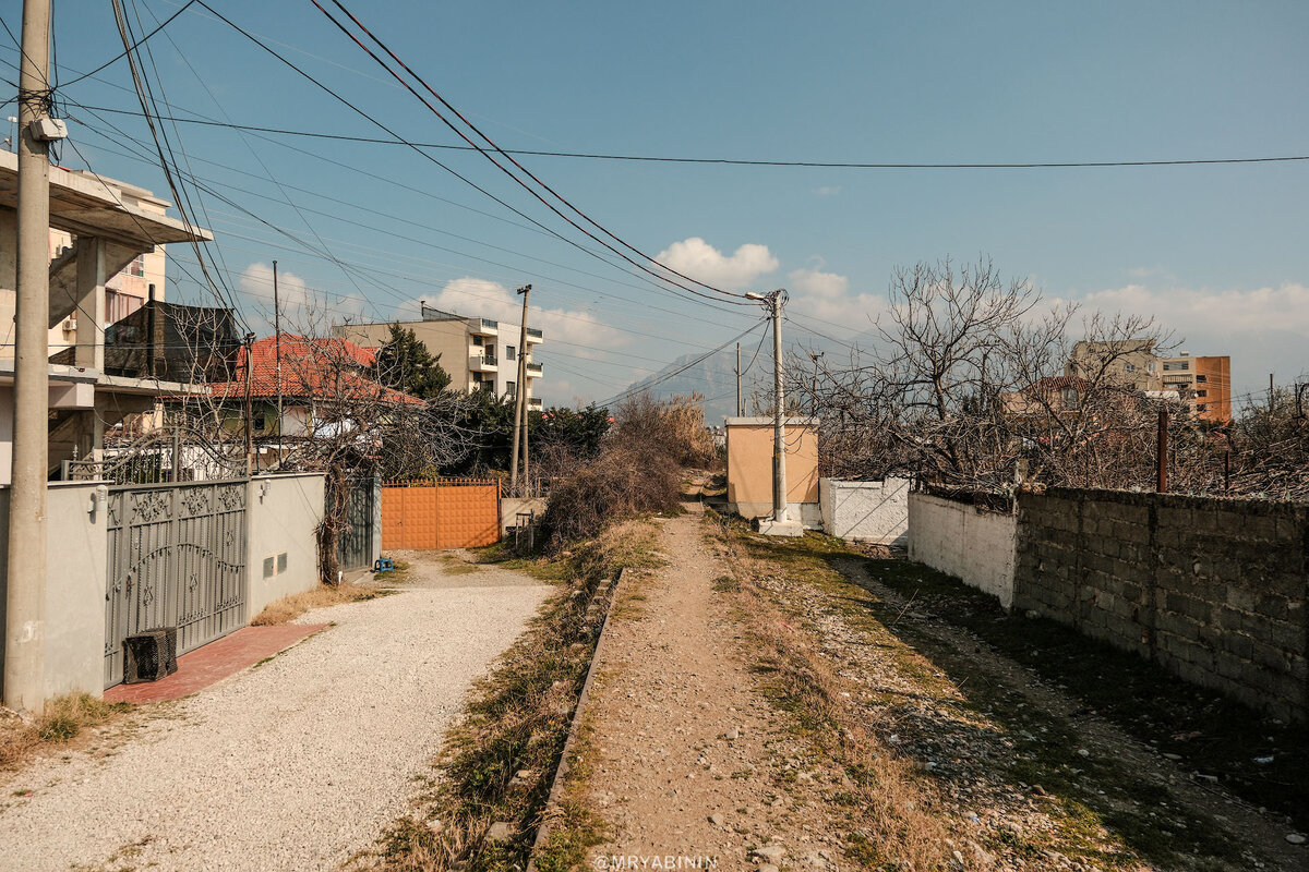 Если вы будете искать в столице Албании центральный вокзал, чтобы поехать в другой город на поезде, в лучшем случае улыбнетесь, потому что железной дороги в Тиране почти не осталось, а ее действующая-2