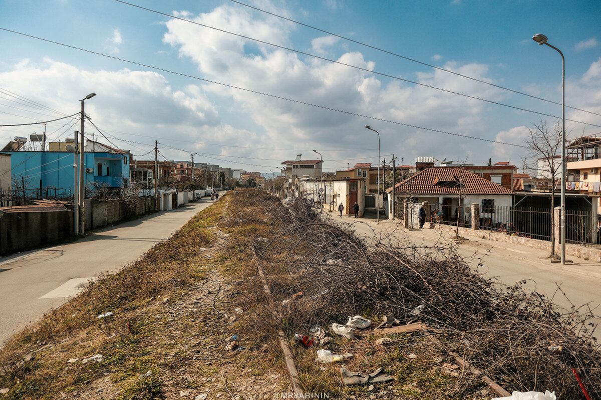 Если вы будете искать в столице Албании центральный вокзал, чтобы поехать в другой город на поезде, в лучшем случае улыбнетесь, потому что железной дороги в Тиране почти не осталось, а ее действующая