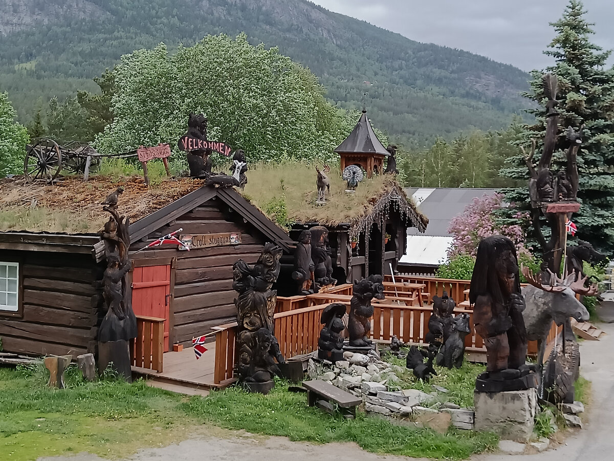 Уголок отдыха на заправке в городке Отта. Фото автора.