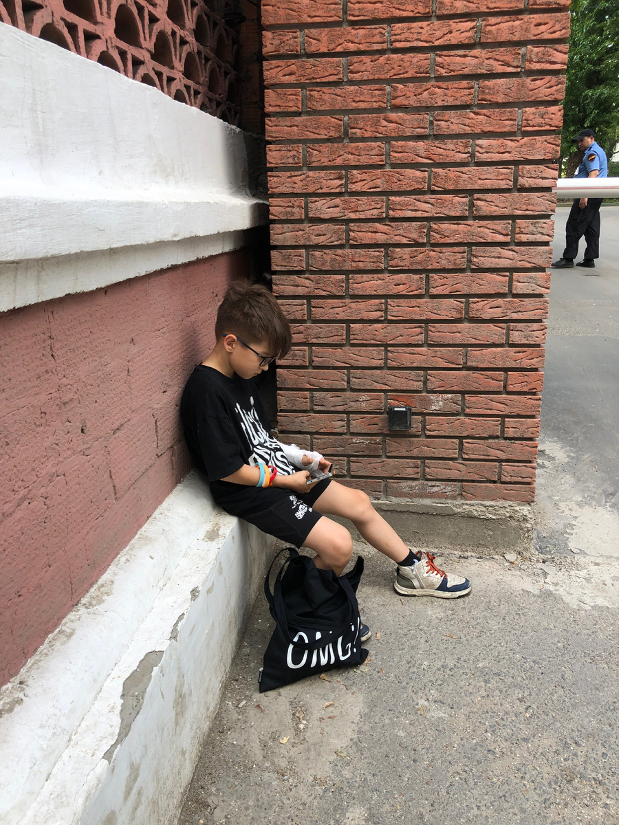 Сидим у проходной больницы им Святого Владимира ждем такси.