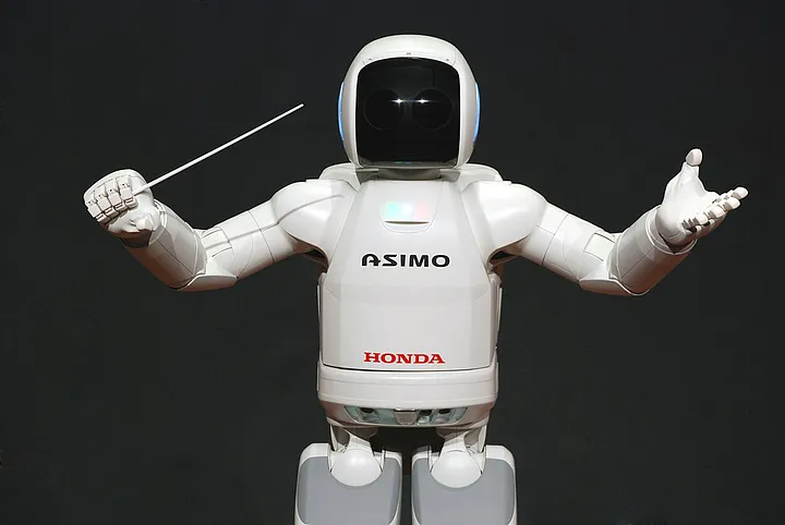 Робот ASIMO компании Honda дирижирует оркестром. 