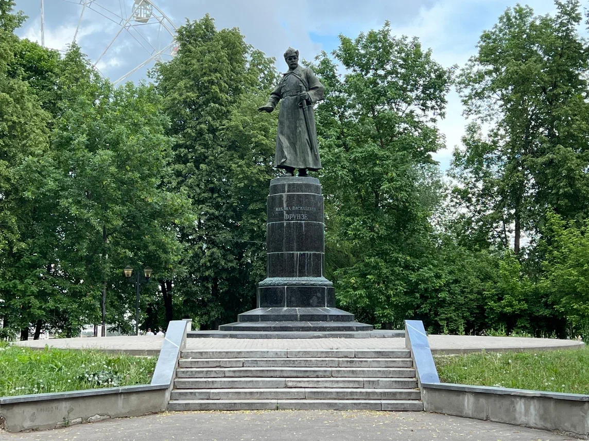 Памятник М.В. Фрунзе в сквере у цирка, Иваново. Фото автора