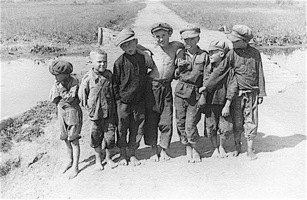 Послевоенные мальчишки. Фото взято из свободных источников и использованов иллюстартивных целях. Яндекс-картинки.